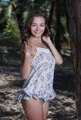 妹子在大樹下鋪上毛毯秀出好身材!Selina (83 Photos)