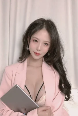 抖娘-利世《粉色西裝》擠出豪邁深溝挑逗你 (26 照片)