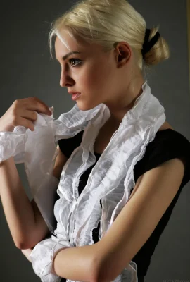 Kira W – Ditamre (124 相片)