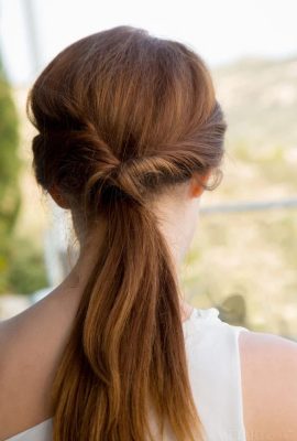 在白色板凳上露出好身材的女孩!Alice May (83 Photos)