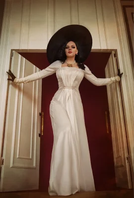 愛麗絲COSPLAY – 迪米特雷斯庫女士