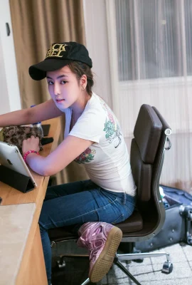 子睿 清高寫真 (43 圖片)