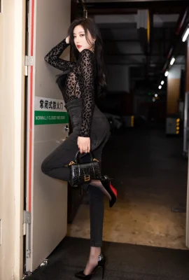 楊晨晨 – 黑色牛仔褲 (100 圖片)