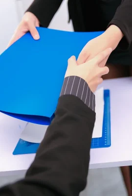 網絡美女Leah梓未私蜜助理主題性感OL制服露黑色內衣配超薄黑絲秀曼妙身姿誘惑寫真55P