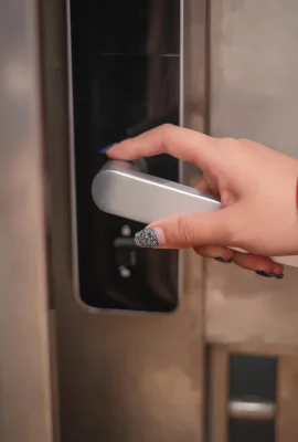 動漫博主洛璃美少女SAMA隔壁太太主題性感紅色連衣長裙露連體黑絲秀豐滿身材誘惑寫真113P