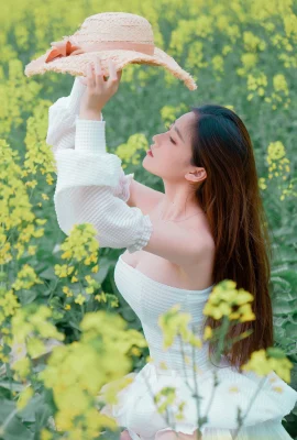 網絡美女年年Nnian花野主題戶外油菜地性感白色低胸連衣短裙半脫秀惹火身材誘惑寫真43P