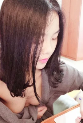 女直播主為了賺抖內脫衣擺弄！ (18 相片)