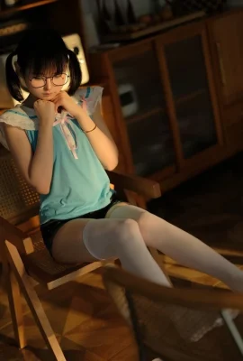 動漫博主幼水鈴衣你的電子女友主題性感上衣配牛仔短褲露白色絲襪秀較小身材誘惑寫真35P