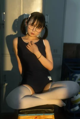 動漫博主幼水鈴衣午間更衣室主題私房性感藍色死庫水配白色絲襪秀翹臀美腿誘惑寫真75P