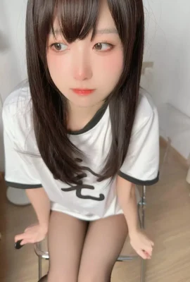 Coser美女布丁大法Perohub-12月訂閱主題私房性感6套服飾系列秀翹臀美腿誘惑寫真 2