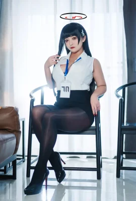 動漫博主洛璃美少女SAMA蔚藍檔案莉音主題性感白上衣配黑短裙露超薄黑絲秀翹臀美腿誘惑寫…