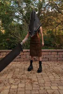 繁忙的B  – 金字塔頭