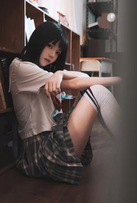 桜桃喵 – 教室死庫水 (48 相片)