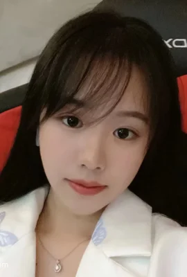 美貌的女大學生 (18 照片)