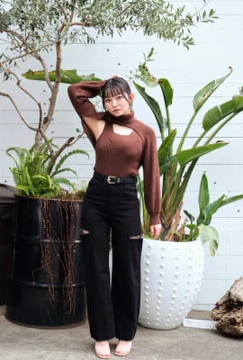 (佐山すずか) 嫩白兇器太性感 令人著迷不已 (23 照片)